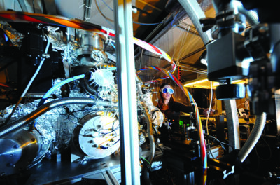 Una scienziata del laboratorio di fisica degli attosecondi lavora con l’apparato COLTRIMS (Cold Target Recoil Ion Momentum Spectroscopy), utilizzato per eseguire esperimenti sulla doppia ionizzazione.