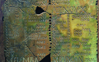Il “calendario di Coligny”, tavola bronzea del II secolo d.C. Tra i più rilevanti documenti dell’epigrafia celtica, la lastra riporta, in caratteri latini, un calendario lunisolare di 62 mesi, riferibili a un arco temporale di 5 anni.