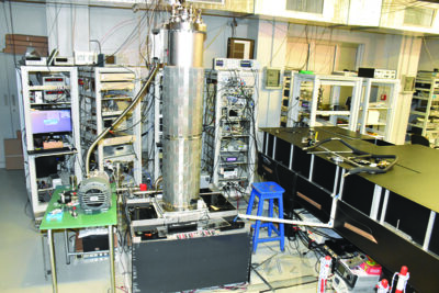 La fontana atomica al cesio costruita presso i laboratori dell’INRIM. La fontana è lo standard di frequenza che realizza con la miglior accuratezza la definizione del secondo del Sistema Internazionale di misura (SI).