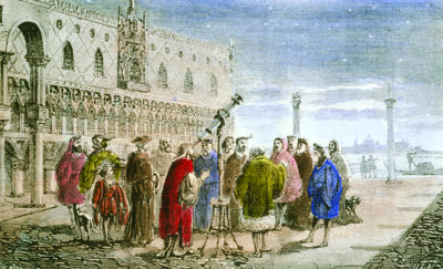 Illustrazione di Galileo Galilei (1564-1642), mentre mostra al Doge di Venezia il suo cannocchiale, il primo a essere utilizzato per osservazioni astronomiche, in piazza San Marco nell’agosto del 1609. Galileo, a destra del cannocchiale, venne a conoscenza del primo telescopio, o “tubo magico”, inventato in Olanda nel 1608, e ne costruì uno suo nel 1609. Utilizzandolo scoprì numerose stelle invisibili a occhio nudo, le lune di Giove e montagne sulla Luna e pubblicò i suoi risultati nel Sidereus Nuncius (1610). 
