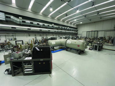 Sala sperimentale del LABEC (Laboratorio di Tecniche Nucleari per l’Ambiente e i Beni Culturali di INFN Firenze e UniFI), dove è installato un acceleratore elettrostatico da 3MeV con il quale vengono effettuate misure di spettrometria di massa con acceleratore (AMS) per la misura della concentrazione di carbonio-14.