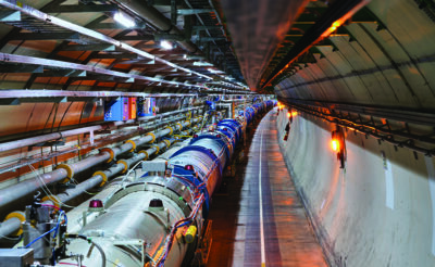 Il Large Hadron Collider (LHC), il più grande e potente acceleratore di particelle al mondo, situato al CERN vicino a Ginevra. LHC fa collidere protoni (e nuclei pesanti) circolanti in due anelli di 27 km a energie fino a 14 TeV, ricreando condizioni simili a quelle dell’universo primordiale, per studiare le particelle fondamentali e le leggi della fisica. Grazie a questa straordinaria macchina si è scoperto il bosone di Higgs.