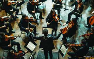 Un’orchestra è un modello di sincronizzazione. Il direttore è il master clock che allinea in tempo i vari strumenti. Anche in un acceleratore di particelle i vari dispositivi devono lavorare sincronizzati.