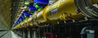 Lo European XFEL di DESY (Amburgo). Le macchine che pilotano queste sorgenti di luce hanno dei requisiti molto stringenti sulla qualità dei fasci di elettroni e soprattutto sulla sincronizzazione con sorgenti esterne, al livello di pochi femtosecondi. 