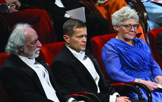 Pierre Agostini, Ferenc Krausz e Anne L’Huillier ritratti durante la cerimonia ufficiale per il conferimento del premio Nobel per la fisica 2023.