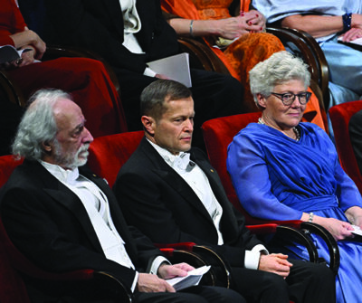Pierre Agostini, Ferenc Krausz e Anne L’Huillier ritratti durante la cerimonia ufficiale per il conferimento del premio Nobel per la fisica 2023.