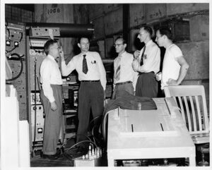 Il gruppo che scoprì l’antiprotone al Lawrence Radiation Laboratory dell’Università della California, a Berkeley, in una foto di ottobre 1955. Da sinistra: Emilio Segrè, Clyde Wiegand, Edward Lofgren, Owen Chamberlain e Tom Ypsilantis. La scoperta fu realizzata grazie al Bevatron, l’acceleratore diretto da Lofgren. Nel 1959 Segrè e Chamberlain ricevettero il premio Nobel per la fisica per questo risultato.