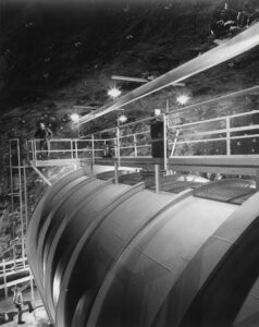 L’esperimento sui neutrini solari del Brookhaven National Laboratory, allestito a circa 1.500 metri di profondità nella Homestake Gold Mine. Il serbatoio, lungo 15 metri e con un diametro di 6 metri, conteneva 380.000 litri di percloroetilene, utilizzato per rivelare i neutrini provenienti dal Sole attraverso la produzione di argon-37.