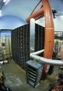 Il rivelatore dell’esperimento NUSEX (NUcleon Stability EXperiment), installato in un’area tecnica del traforo del Monte Bianco, sotto circa 5.000 metri di roccia. Entrato in funzione nel maggio 1982, il rivelatore del peso di 150 tonnellate era progettato per cercare il decadimento del protone e studiare muoni cosmici e neutrini.
