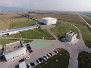Vista dall’alto dell’interferometro Virgo, a Cascina (Pisa). La collaborazione Virgo ha contribuito alla scoperta delle onde gravitazionali, annunciata nel 2016 insieme alla collaborazione LIGO.