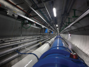 Il tunnel di LEP/LHC nel sottosuolo tra Ginevra e il Giura. Le linee dei fasci passano all’interno del tubo blu.