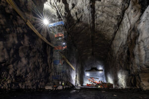 DUNE (Deep Underground Neutrino Experiment) è un esperimento internazionale di nuova generazione in costruzione tra il Fermilab (Illinois) e la Sanford Underground Research Facility (Sud Dakota), negli Stati Uniti. Utilizzerà un intenso fascio di neutrini e grandi rivelatori ad argon liquido per studiare con elevata precisione le oscillazioni dei neutrini, determinare l’ordine delle loro masse e cercare possibili differenze tra neutrini e antineutrini che potrebbero aiutare a spiegare l’origine dell’asimmetria tra materia e antimateria nell’universo. Nella foto è visibile la caverna che ospiterà DUNE, finita di costruire nel 2024.