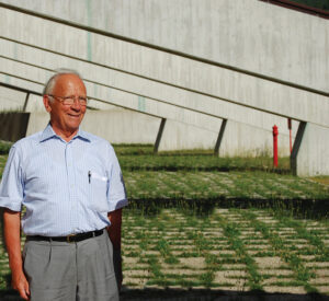 Il fisico Ettore Fiorini (1933–2023). A lui si devono le intuizioni rivoluzionarie che hanno tracciato la strada della ricerca sul doppio decadimento beta: l’idea di usare i diodi al germanio negli anni ’60 e, successivamente, nel 1984, la proposta di sviluppare i rivelatori termici per studiare isotopi differenti dal germanio-76. Due visioni straordinarie, che oggi trovano il loro coronamento nei grandi esperimenti LEGEND e CUORE/CUPID ai Laboratori del Gran Sasso.