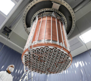 Dettagli della Time Projection Chamber dell’esperimento XENON-nT durante le fasi di costruzione dell’apparato.