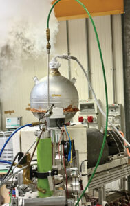 Dettaglio dell’apparato sperimentale di LUNA400 ai Laboratori del Gran Sasso. In primo piano si vedono la linea di fascio, che trasporta le particelle accelerate fino al bersaglio, e parte del sistema di rivelazione usato per misurare le reazioni nucleari di interesse astrofisico.