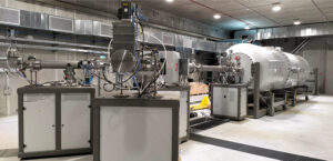 La Bellotti Ion Beam Facility nei Laboratori del Gran Sasso. In primo piano sono visibili le due linee di fascio, che guidano le particelle accelerate verso gli esperimenti; sullo sfondo, la tank dell’acceleratore da 3,5 MV.